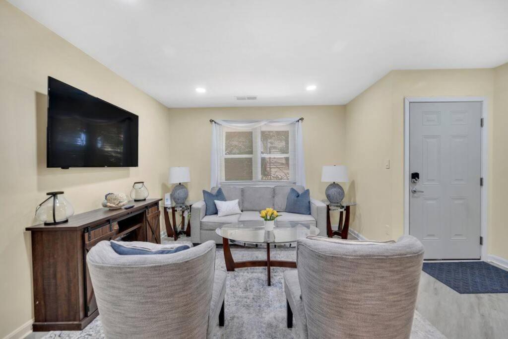 Cozy 2 Bedroom Duplex In Charlotte, Jacuzzi, Sleeps 6 Plus 2 エクステリア 写真