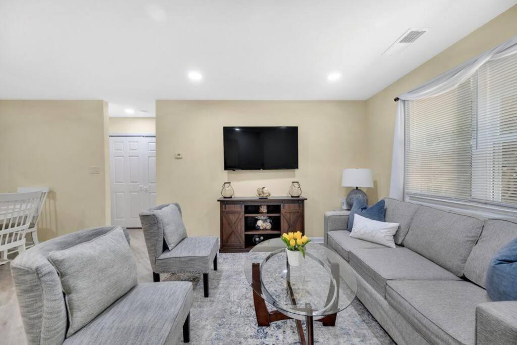 Cozy 2 Bedroom Duplex In Charlotte, Jacuzzi, Sleeps 6 Plus 2 エクステリア 写真