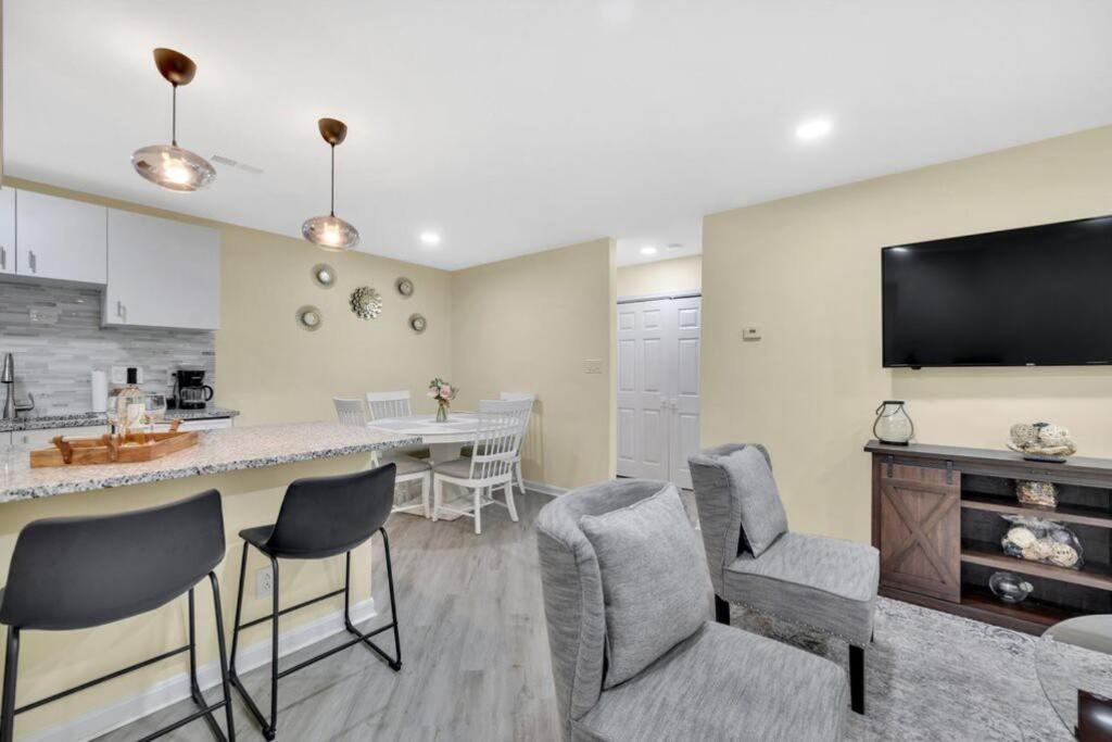 Cozy 2 Bedroom Duplex In Charlotte, Jacuzzi, Sleeps 6 Plus 2 エクステリア 写真