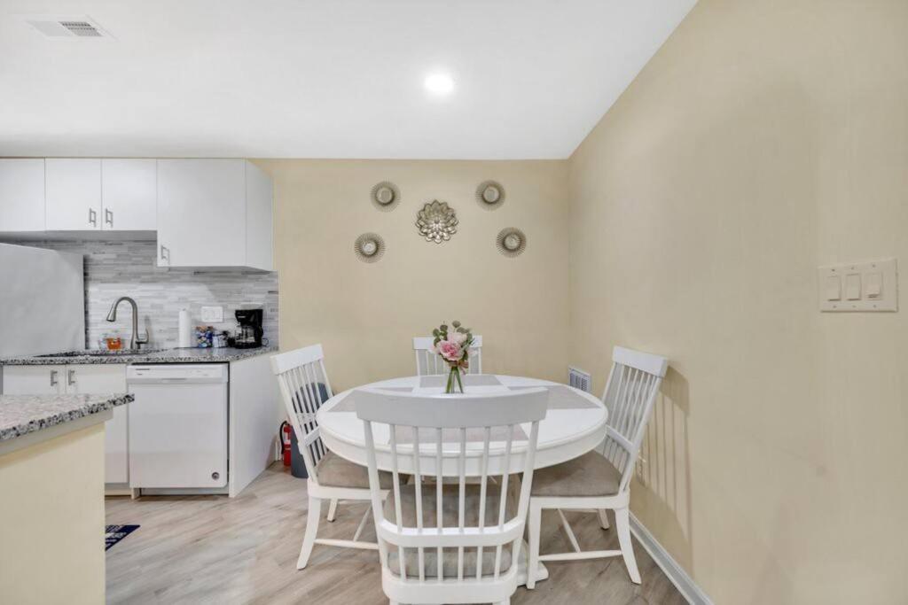 Cozy 2 Bedroom Duplex In Charlotte, Jacuzzi, Sleeps 6 Plus 2 エクステリア 写真
