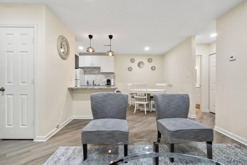 Cozy 2 Bedroom Duplex In Charlotte, Jacuzzi, Sleeps 6 Plus 2 エクステリア 写真