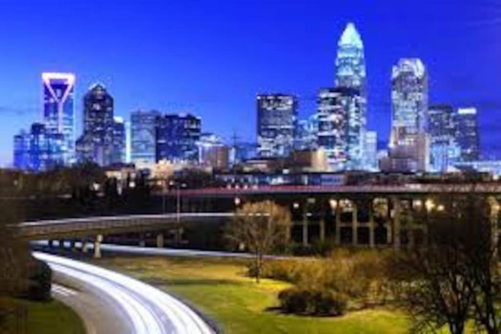 Cozy 2 Bedroom Duplex In Charlotte, Jacuzzi, Sleeps 6 Plus 2 エクステリア 写真